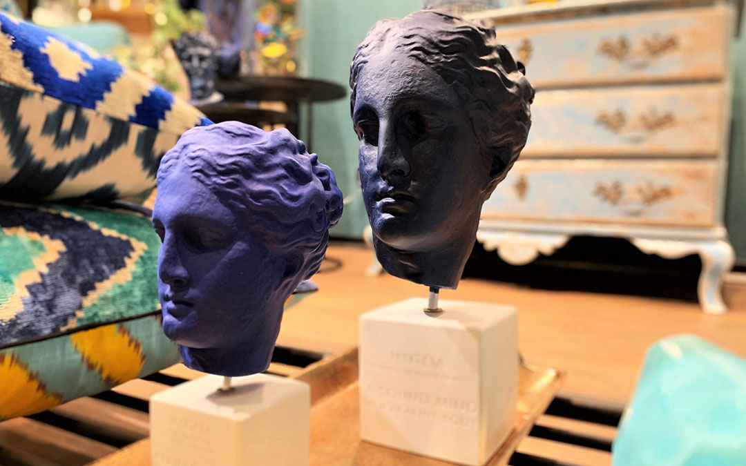 Marzo 2019, tutte le nuove collezioni di tessuti e carte da parati ed il ritorno dei complementi che omaggiano la cultura Greca ed il fascino dell’Oriente.